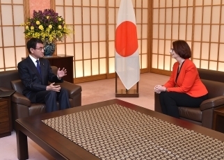 ギラードGPE理事会議長による河野外務大臣表敬の様子