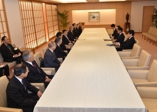 北方領土隣接地域振興対策根室管内市町連絡協議会会長ほかによる河野外務大臣表敬2