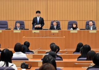 「中国青年アニメ漫画家訪日団」による中根外務副大臣表敬1