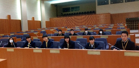(写真2)茨城県立土浦第一高等学校の皆さん(国際会議室)