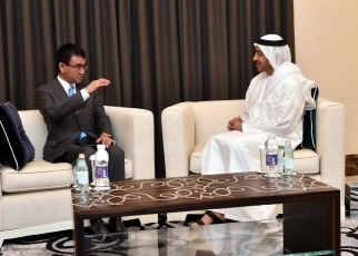 写真：河野外務大臣とアブダッラー・ビン・ザーイド・アール・ナヒヤーンUAE外務・国際協力大臣との会談で発言する大臣