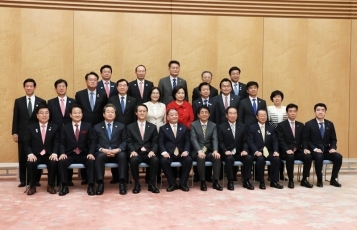 写真1:安倍総理と日韓・韓日議員連盟一行との集合写真