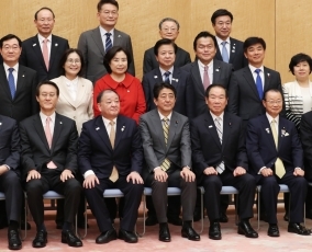 写真2:安倍総理と日韓・韓日議員連盟一行との集合写真