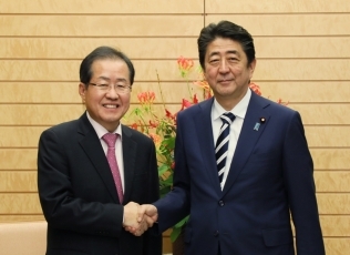 写真1:洪準杓自由韓国党代表と握手する安倍総理大臣