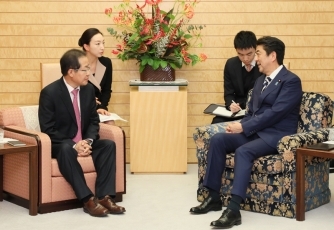 写真2:洪準杓自由韓国党代表一行と会談する安倍総理大臣