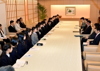 高校生平和大使(ユース非核特使)一行による河野外務大臣表敬2