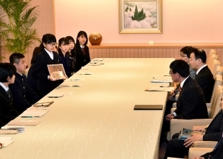 高校生平和大使(ユース非核特使)一行による河野外務大臣表敬3
