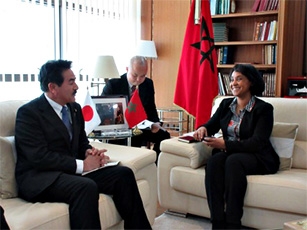 (写真1)佐藤正久外務副大臣はムニア・ブセッタ外務・国際協力大臣付閣外大臣と会談しました。