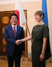 写真1:カリユライド・エストニア共和国大統領を表敬する安倍総理大臣