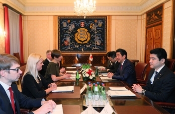 写真2:カリユライド・エストニア共和国大統領を表敬する安倍総理大臣