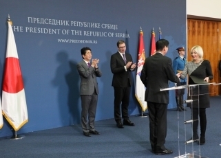 署名式に立ち会う両首脳<br>（写真提供：内閣広報室）