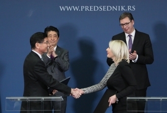 署名式に立ち会う両首脳<br>（写真提供：内閣広報室）