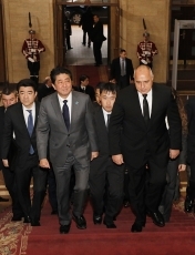 ボリゾフ・ブルガリア首相の出迎えを受ける安倍総理大臣<br>(写真提供:内閣広報室)