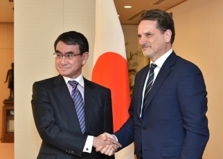 クレヘンビュール国連パレスチナ難民救済事業機関事務局長による河野外務大臣表敬1