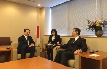 クレヘンビュール国連パレスチナ難民救済事業機関事務局長による堀井巌外務大臣政務官表敬2