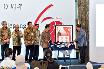 （写真7）インドネシア側による60周年記念切手の発表