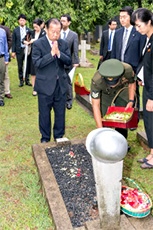 (写真13)埋葬されている元日本兵の墓の参拝を行いました