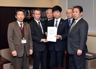 隠岐の島町長一行による中根外務副大臣表敬1