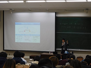 (写真1)外交講座実施報告(神戸大学)の様子