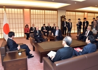 元米国大使等の河野大臣表敬1