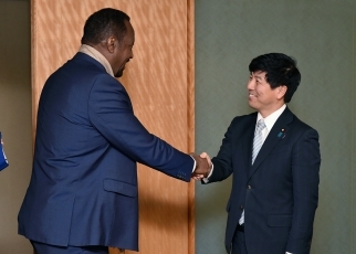 写真1:中根外務副大臣とビシャ・フセイン万国郵便連合(UPU)国際事務局長との会談