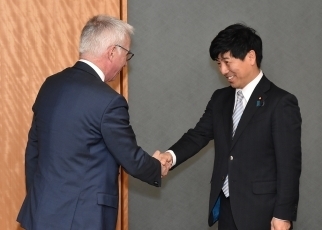 サンズ世界エイズ・結核・マラリア対策基金次期事務局長による中根外務副大臣表敬1