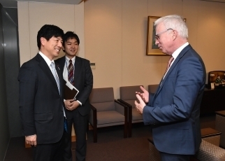 サンズ世界エイズ・結核・マラリア対策基金次期事務局長による中根外務副大臣表敬2