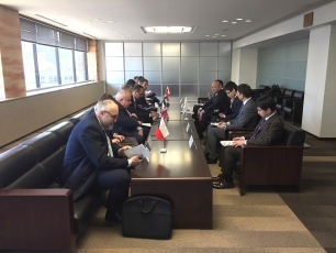 (写真1)「V4+日本」セミナー各国代表による堀井学外務大臣政務官表敬の様子