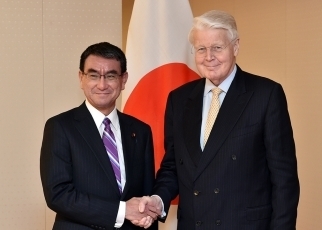 グリムソン北極サークル議長(前アイスランド大統領)による河野外務大臣表敬1