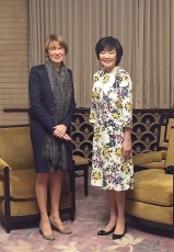 (写真1)安倍昭恵総理大臣夫人とビューデンベンダー・ドイツ連邦共和国大統領夫人との懇談