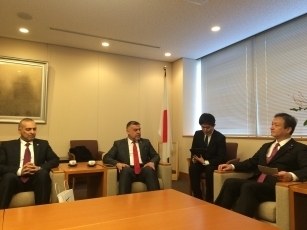 イラク国会議員等5名による堀井巌外務大臣政務官表敬2