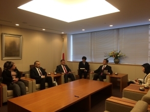 イラク国会議員等5名による堀井巌外務大臣政務官表敬3