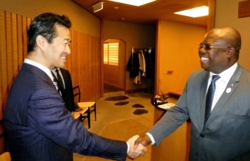 岡本外務大臣政務官とジュラ・ハイチ・コミュニケーション担当大統領顧問兼大統領広報官との昼食会