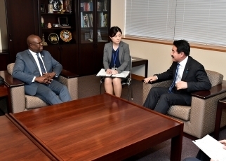 佐藤外務副大臣とジュラ・ハイチ・コミュニケーション担当大統領顧問兼大統領広報官との会談3