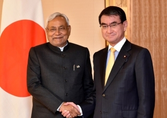 (写真1)クマール・インド・ビハール州首相の河野外務大臣表敬の様子