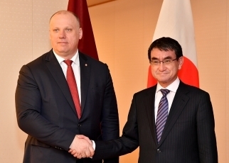 河野外務大臣とベルグマニス・ラトビア国防大臣との会談1