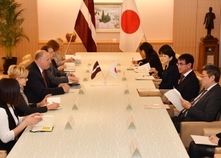 河野外務大臣とベルグマニス・ラトビア国防大臣との会談2