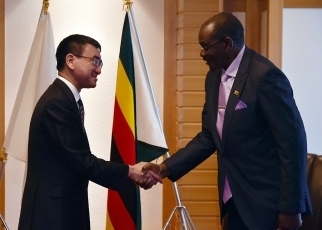 写真1:握手を交わす河野大臣とモハディ・ジンバブエ副大統領表敬