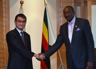 写真2:写真1:握手をする河野大臣とモハディ・ジンバブエ副大統領表敬