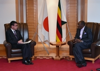 写真3:握手を交わす河野大臣とモハディ・ジンバブエ副大統領表敬