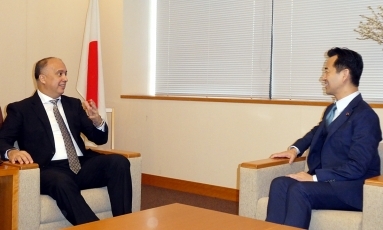 ペレイラ駐日キューバ大使による岡本外務大臣政務官表敬2