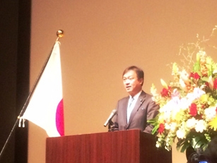 （写真2）持続可能な開発目標達成に向けた国際教育協力日本フォーラムの開催　政務官挨拶の様子