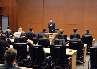 ハーバード大学ケネディスクール行政大学院学生一行による河野外務大臣表敬3