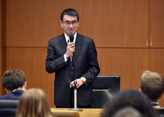 ハーバード大学ケネディスクール行政大学院学生一行による河野外務大臣表敬2