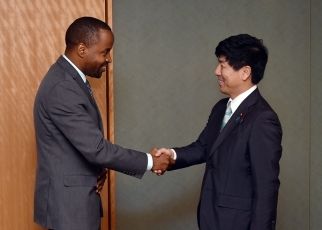 中根外務副大臣とルランギルワ・ルワンダ共和国ICT大臣との会談1