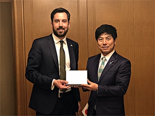 (写真1)マーフィー・アイルランド住宅・都市計画・地方自治大臣による中根外務副大臣表敬