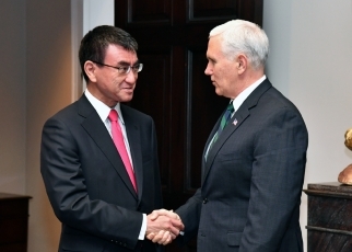 ペンス米国副大統領との握手