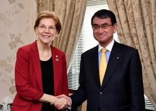 河野外務大臣とウォーレン米国連邦議会上院議員との昼食会1