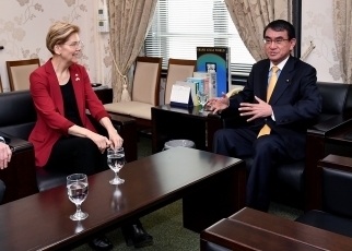 河野外務大臣とウォーレン米国連邦議会上院議員との昼食会2