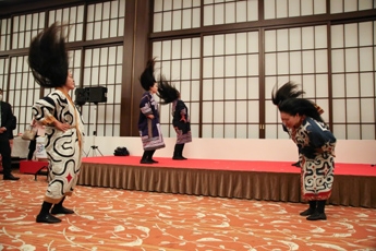 (写真4)アイヌ古式舞踊
